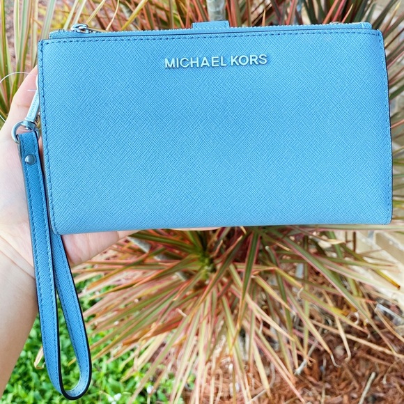 Gaby’sBags💕Michael kors large phone wristlet blue - Picture 5 of 5